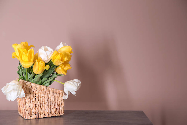 Lindas tulipas na mesa contra fundo de cor
 - Foto, Imagem