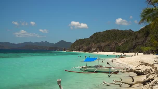 Gyönyörű strand egy trópusi sziget Malcapuya. Fülöp-szigetek. - Felvétel, videó