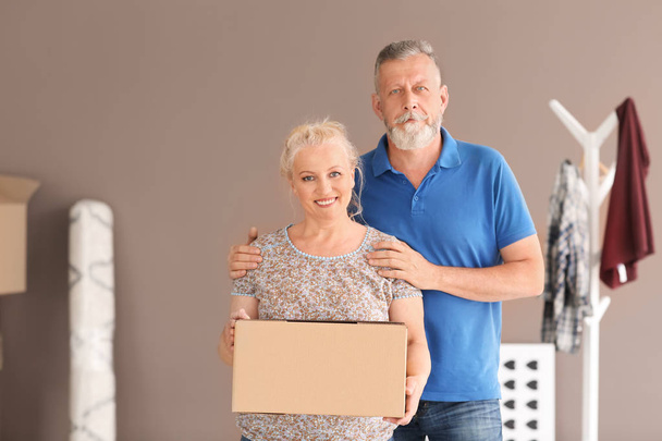 Couple mature avec boîte de déménagement à la nouvelle maison
 - Photo, image