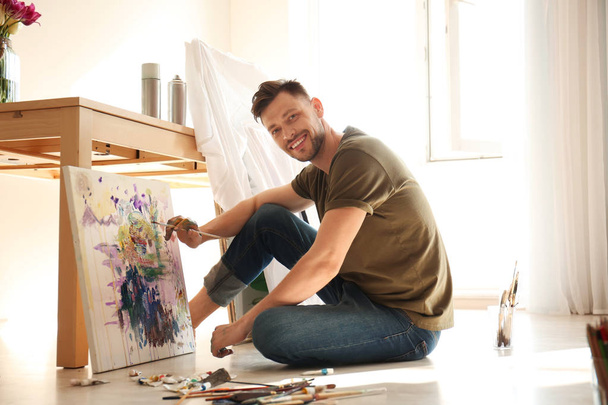Male artist painting in workshop - Foto, afbeelding