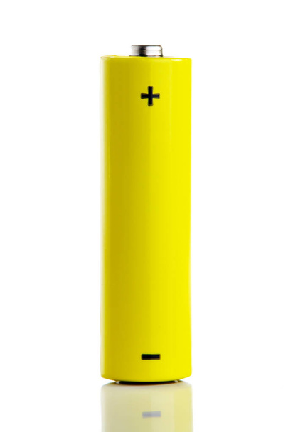 gele batterij geïsoleerd op wit - Foto, afbeelding