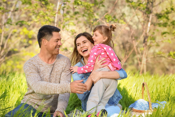 Ευτυχισμένη οικογένεια στηρίζεται στο πάρκο - Φωτογραφία, εικόνα