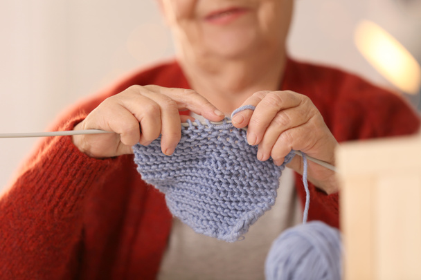 Seniorin strickt warme Socken, Nahaufnahme - Foto, Bild