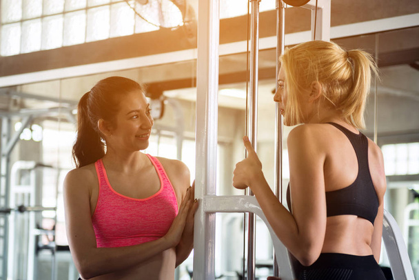 Two young woman discuss in the gym - Fotografie, Obrázek