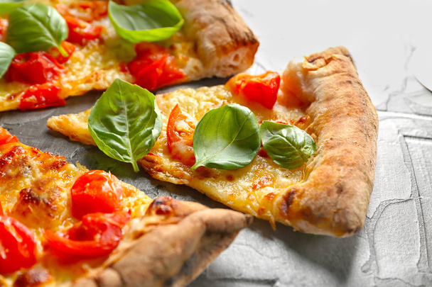 Φέτα νόστιμη πίτσα σε φόντο με υφή, κοντινό πλάνο - Φωτογραφία, εικόνα