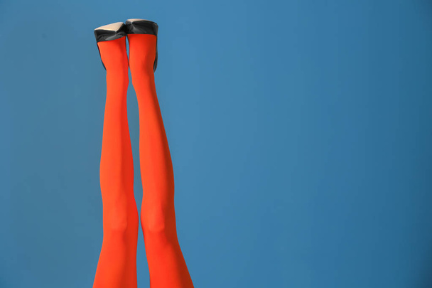 Jalat kaunis nuori nainen kirkas sukkahousut värillinen tausta
 - Valokuva, kuva