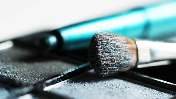 Brosses et outils de maquillage professionnels si proches
 - Photo, image
