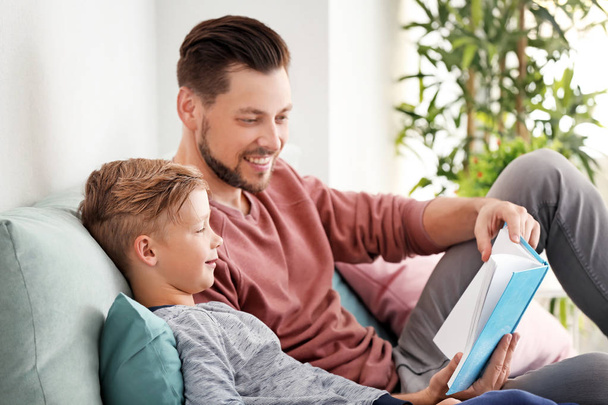 Ojca i jego syna, czytanie książki razem w domu - Zdjęcie, obraz