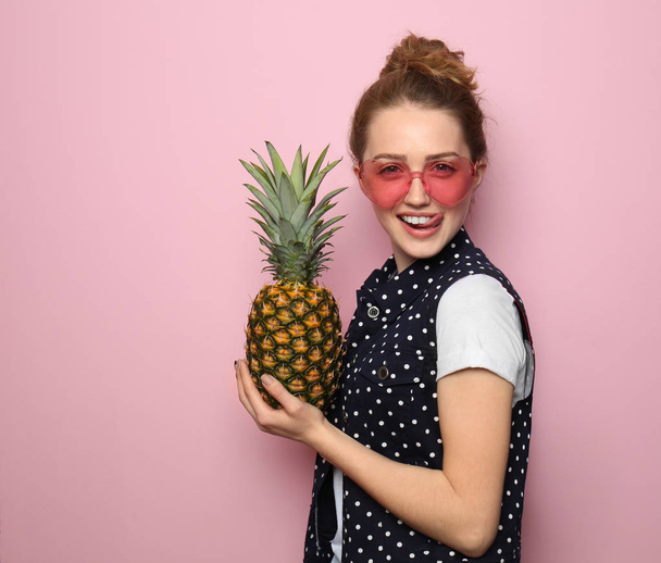 Ananas renk arka plan üzerinde olan güzel kadın portresi - Fotoğraf, Görsel
