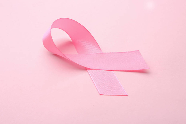 Ροζ κορδέλα σε φόντο χρώματος. Έννοια του καρκίνου του μαστού - Φωτογραφία, εικόνα