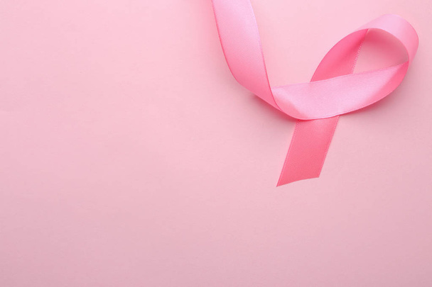 Renkli arka planda pembe kurdele. Göğüs kanseri kavramı - Fotoğraf, Görsel