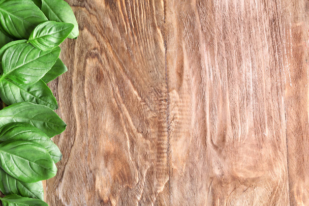 Świeże liście bazylii na drewnianym tle - Zdjęcie, obraz