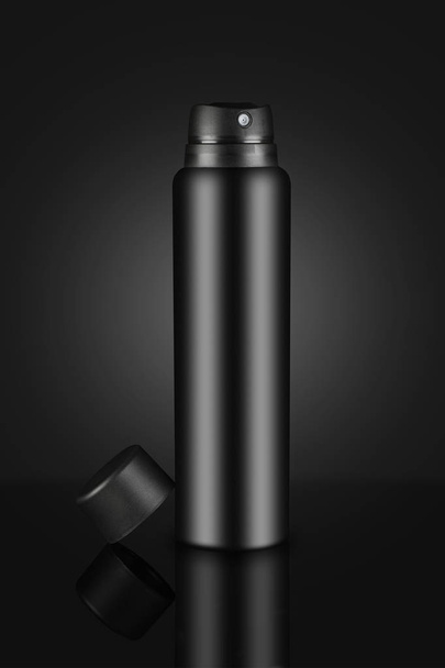 Canette de pulvérisation de parfum déodorant noire vierge pour les maquettes
 - Photo, image