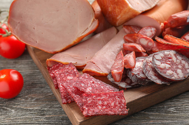 Ízletes deli hús fából készült táblán választék - Fotó, kép