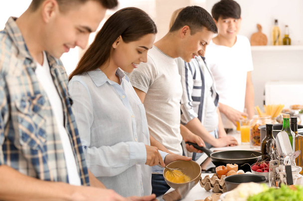 Freunde kochen gemeinsam in der Küche - Foto, Bild