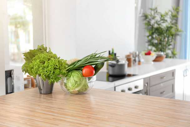 Świeże warzywa na drewnianym stole w kuchni - Zdjęcie, obraz