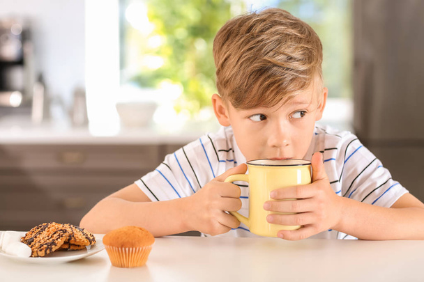 Aranyos kisfiú csésze forró kakaó inni otthon - Fotó, kép