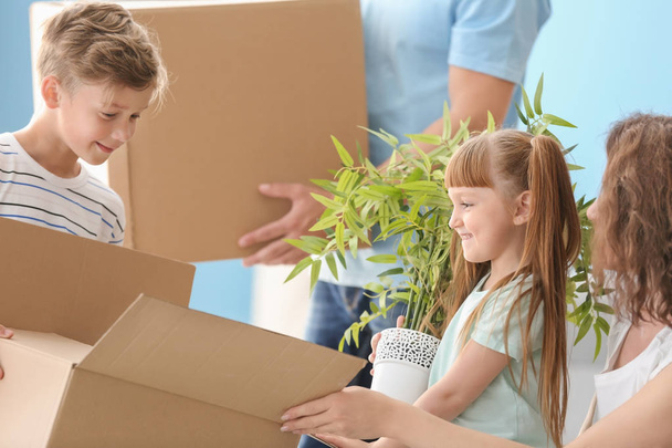 Щаслива сім'я розпаковує коробку після переїзду в новий будинок
 - Фото, зображення