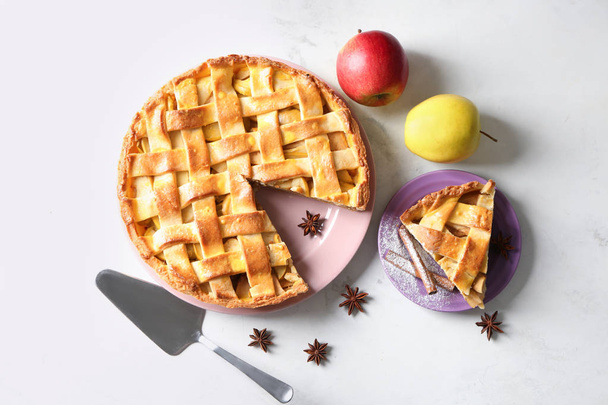 Композиция с вкусным яблочным пирогом на светлом фоне
 - Фото, изображение