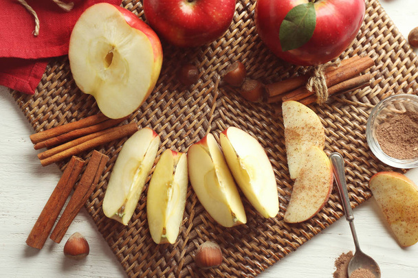 Manzanas frescas maduras y canela en la mesa
 - Foto, Imagen