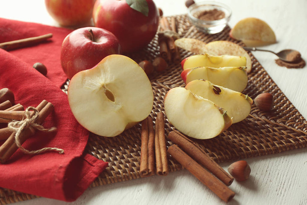 新鮮な熟したリンゴとシナモンのテーブルの上 - 写真・画像