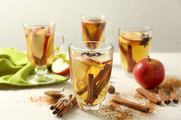 テーブルの上のリンゴとシナモンと紅茶のグラス - 写真・画像
