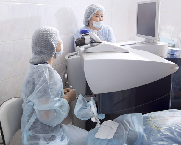 Chirurgie au laser pour la correction de la vision et l'élimination de la cataracte
 - Photo, image
