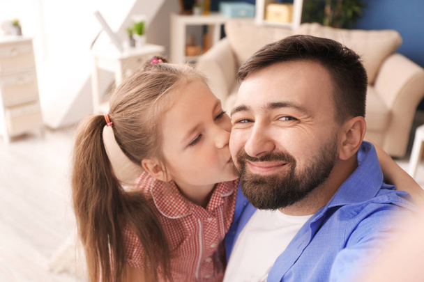 Père et fille émotionnels prenant selfie à la maison
 - Photo, image
