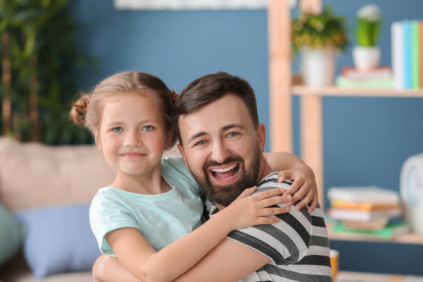 Arcképe mosolygott apa és lánya otthon - Fotó, kép