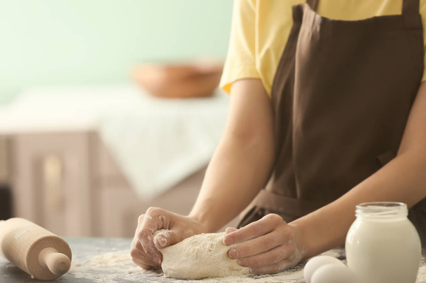 Frau knetet Teig auf Küchentisch - Foto, Bild