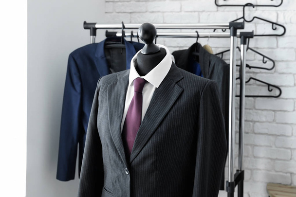 Μανεκέν με προσαρμοσμένη tailored σακάκι και πουκάμισο σε ατελιέ - Φωτογραφία, εικόνα