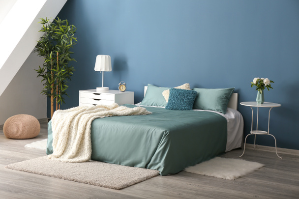 Interno di camera da letto moderna con letto comodo
 - Foto, immagini