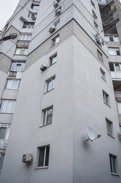 izolace fasád, vícepodlažní obytné budovy proti obloze - Fotografie, Obrázek