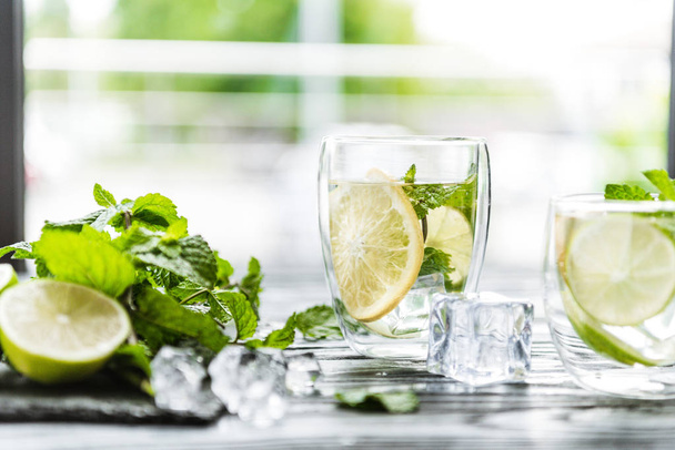 vue rapprochée des verres avec cocktail froid d'été et ingrédients sur le comptoir
 - Photo, image