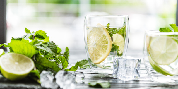 vue rapprochée des verres avec cocktail froid d'été et ingrédients
   - Photo, image