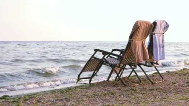 Strand ligstoelen aan kust. - Video