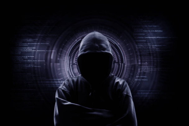 Концепция интернет-преступлений. Хакер работает над кодом на темном цифровом фоне с цифровым интерфейсом вокруг
. - Фото, изображение