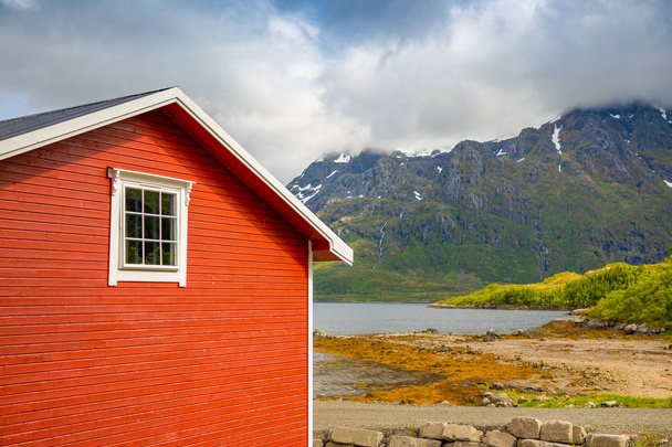 Casas típicas de pesca roja en fiordo, Islas Lofoten, Noruega
 - Foto, imagen