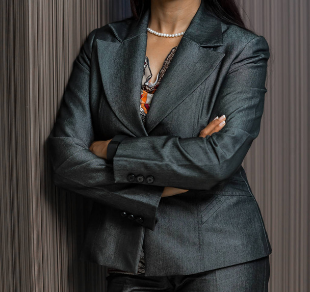 企業のインド人アラブ ビジネス女性のトリミング ヘッドに合う服装 - 写真・画像