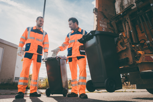 Müllmänner arbeiten für ein öffentliches Versorgungsunternehmen - Foto, Bild