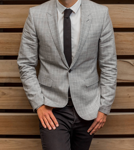 Close-up cortado mãos caucasianas e braços de homem de negócios em um terno com as mãos na frente
 - Foto, Imagem