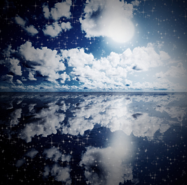 Ciel bleu ensoleillé avec nuages
 - Photo, image