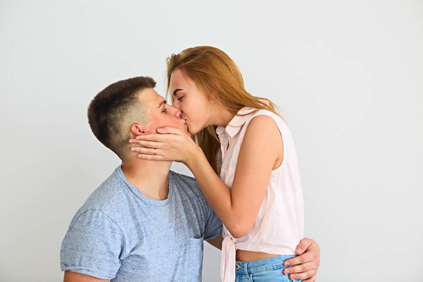 Birbirimizi evde öpüşme aşık genç çift - Fotoğraf, Görsel
