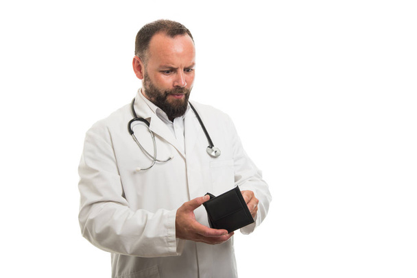 Портрет врача мужского пола, проверяющего бумажник, выглядит удивлённым изолированным на белом фоне с рекламной зоной
 - Фото, изображение