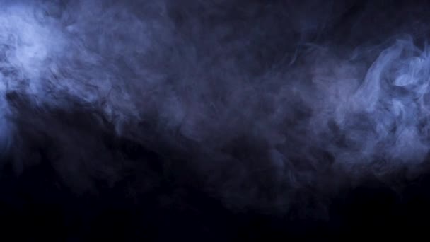 Blauer Rauch über schwarzem Hintergrund im Studio - Filmmaterial, Video