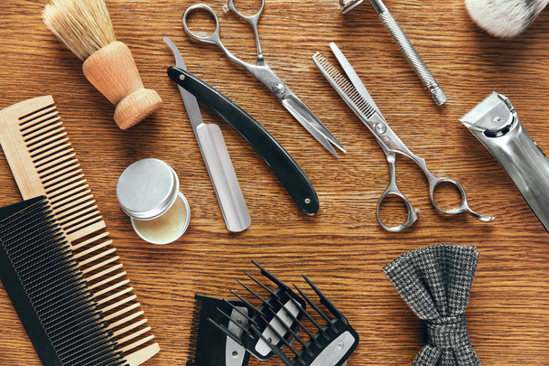 メンズ グルーミング ツールです。理容店の機器および用品木製テーブルの上。男性の髪サロン ツール。高分解能 - 写真・画像