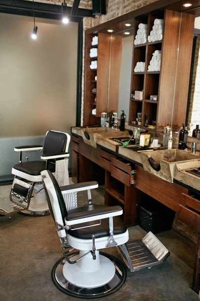 Friseursalon Interieur. Männer Schönheitssalon mit antikem Stuhl, Spiegel und Waschbecken. hohe Auflösung - Foto, Bild