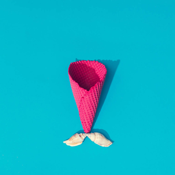 Rozložení kreativní léto s mušlemi a kužel zmrzliny na světle modrém pozadí, koncept minimální mořská panna - Fotografie, Obrázek