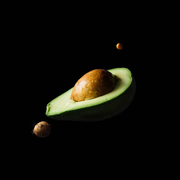 Creatieve abstract universum patroon met planeten gemaakt van vruchten op een donkere achtergrond, zomer voedsel concept  - Foto, afbeelding