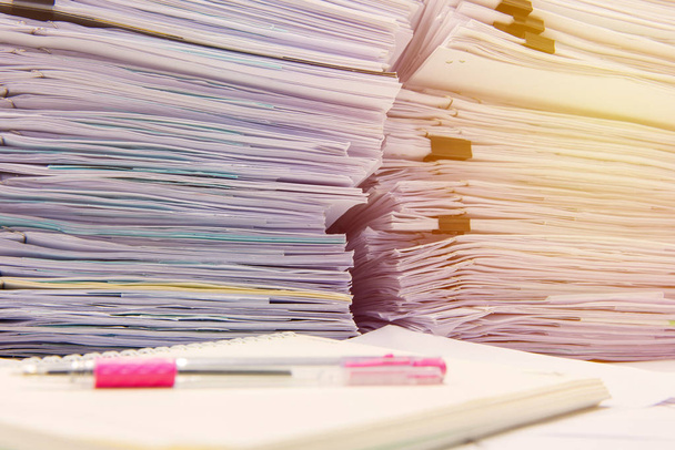 documentos en el escritorio se acumulan en lo alto de la espera de ser gestionado
. - Foto, imagen